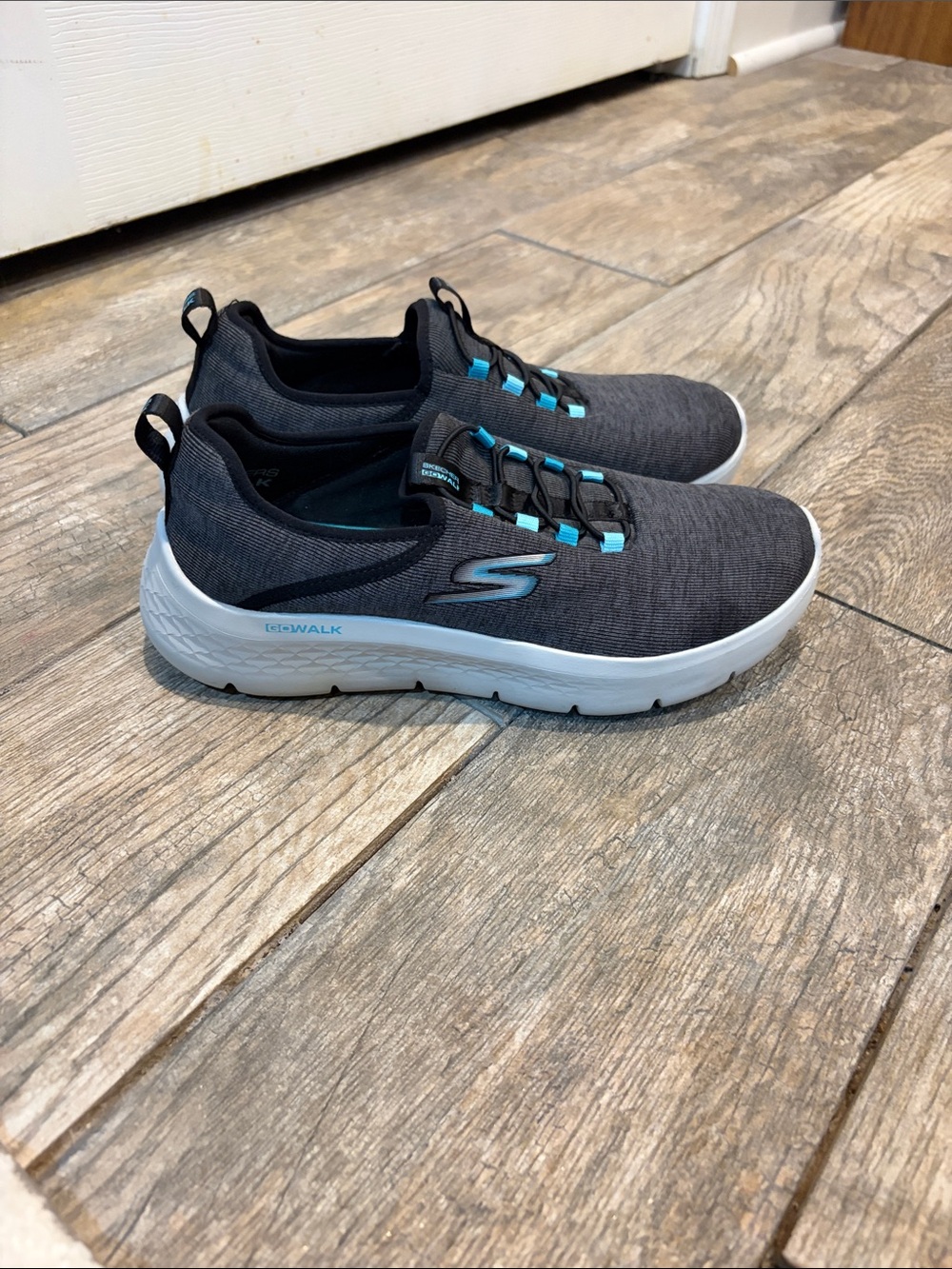 Skechers GOwalk flex Lucy sneakers Women’s size 6.5 wide